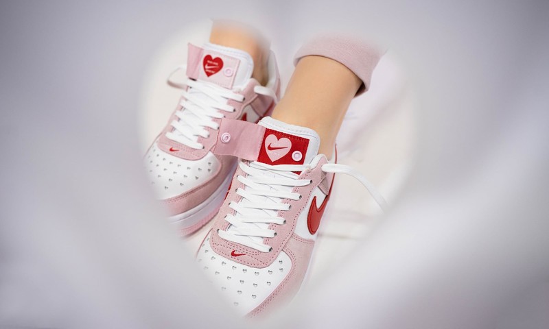 pink nike valentines